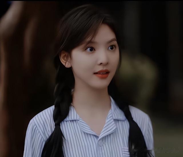 章若楠7大发型模板:秋日感低马尾、清纯系麻花辫受封国民白月光