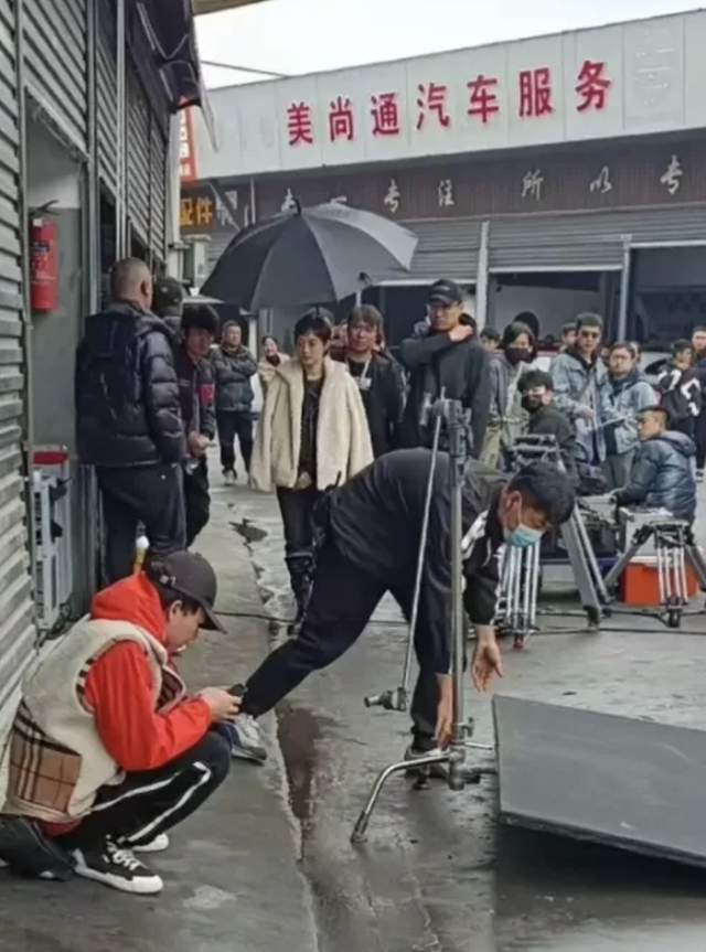 孙俪|孙俪拍新戏造型遭吐槽,厚涂发际线粉发量稀疏,穿千元外套似路人