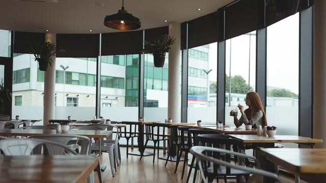 那些假装工作的年轻人：图书馆、咖啡厅，是他们最后的庇护所