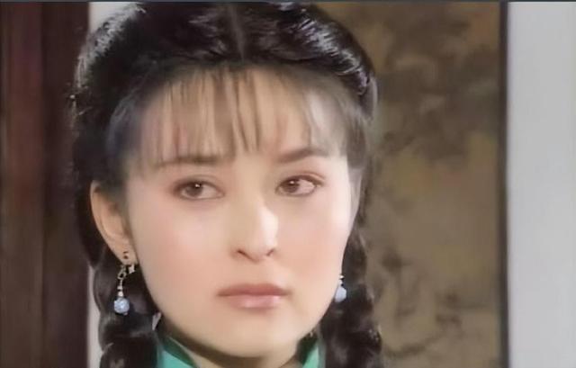 她是开国上将的亲孙女，却两次做小三，如今51岁，只谈恋爱不结婚