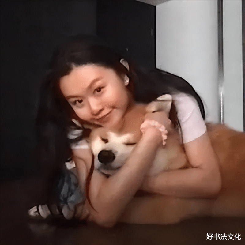 邱淑贞|54岁邱淑贞带女儿游玩，发福明显肚腩好几圈，脸部松弛变化超大