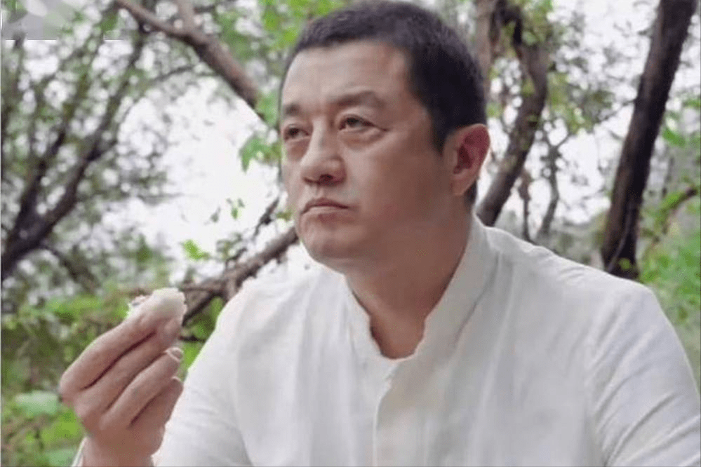 52岁李亚鹏现身云南小县城!吃8元快餐接地气,蹲路边吃面没桌子