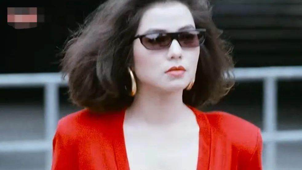 和成龙林子祥传过绯闻的她，单身16年，如今满头白发有男友相陪