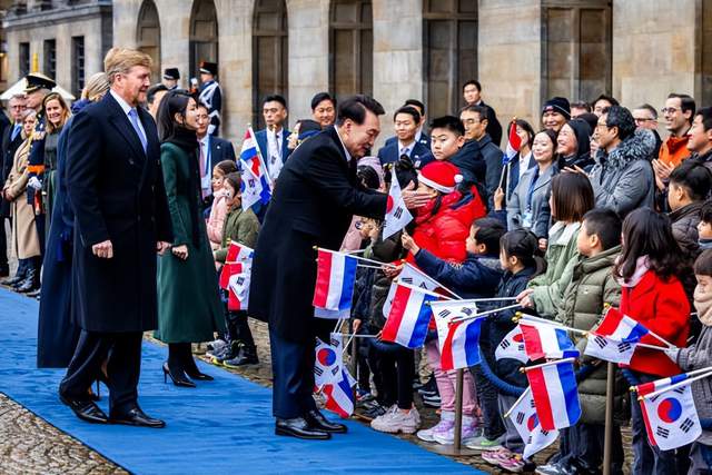 韩国夫人出席荷兰国宴拿出战袍!穿泡泡袖小黑裙美如赫本,美翻了