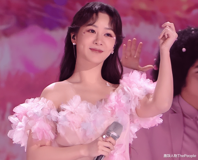 杨紫|女星“动脸”也靠运气!杨颖鞠婧祎美艳精致,杨紫金晨脸肿鼻歪