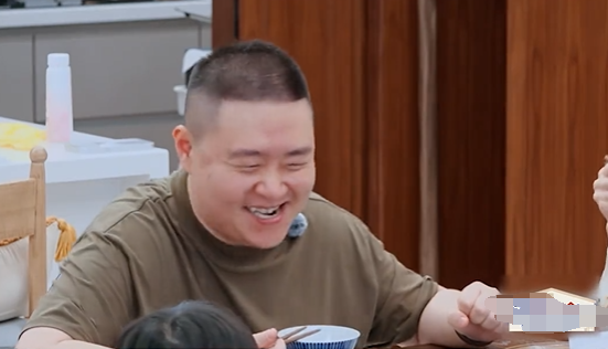 郝劭文对继女自称爸爸,一家3口吃饭的座位,彰显家庭地位