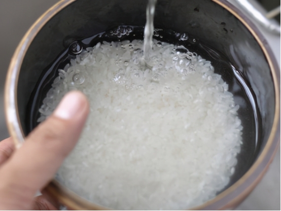 大米|米饭怎么样蒸才更好吃？学会这5个技巧，蒸出来的米饭又香又糯！