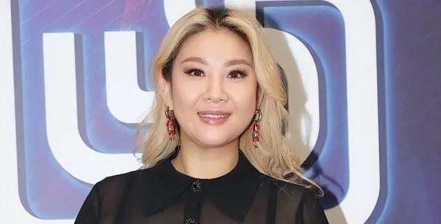 8个月父母离婚，22岁失去母亲，36岁星二代成功逆袭“美女”歌手