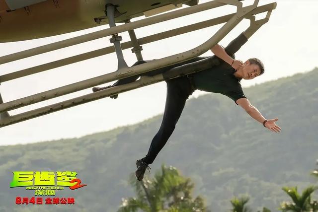 吴京搏命！《巨齿鲨2》该期待什么？