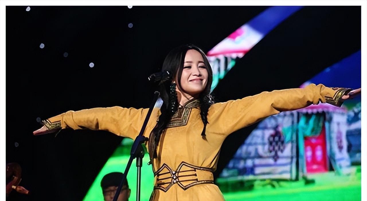 她连登5次春晚,却因为跟恩师同居怀孕,星途尽毁,55岁没人敢娶