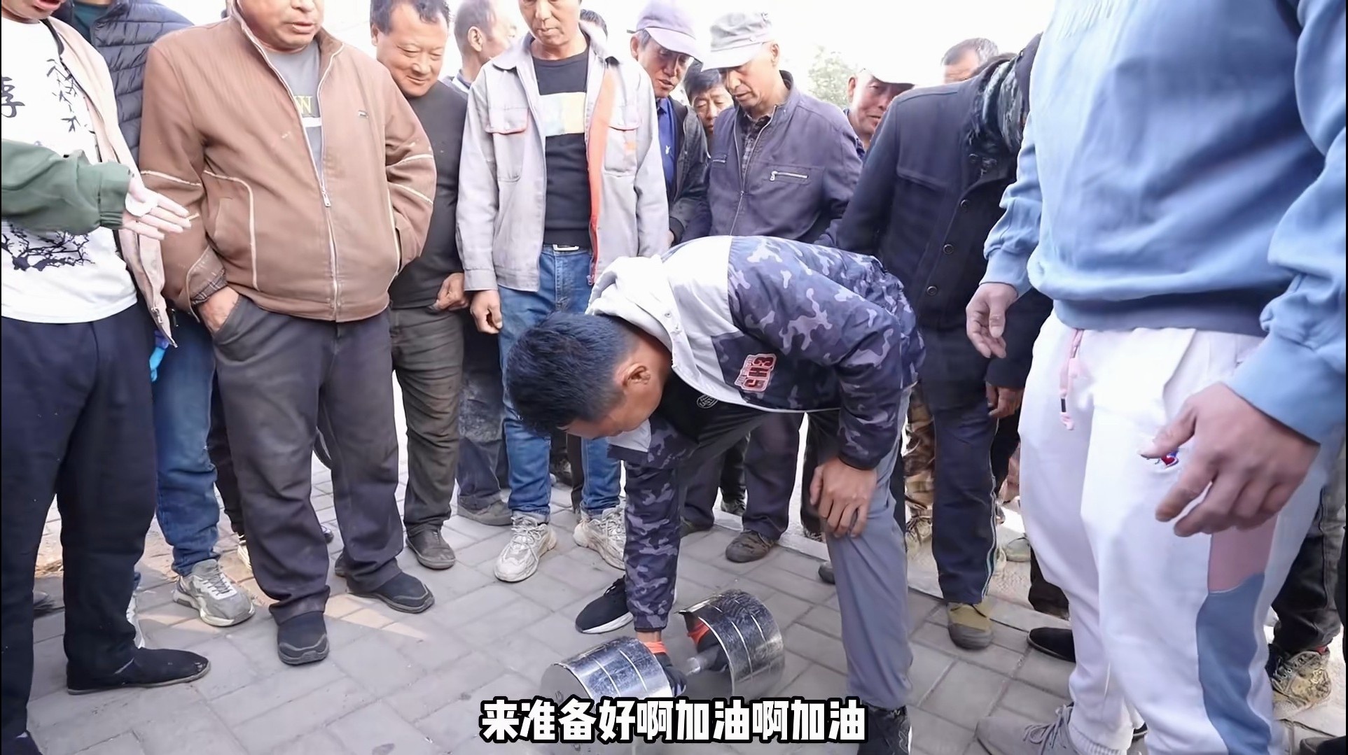 举起100公斤的哑铃就可以拿到奖金,健身华哥的活动挺有意义的