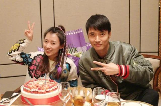 张丹峰带妻女出游，背起洪欣和女儿大笑，毕滢小腹隆起疑有新感情