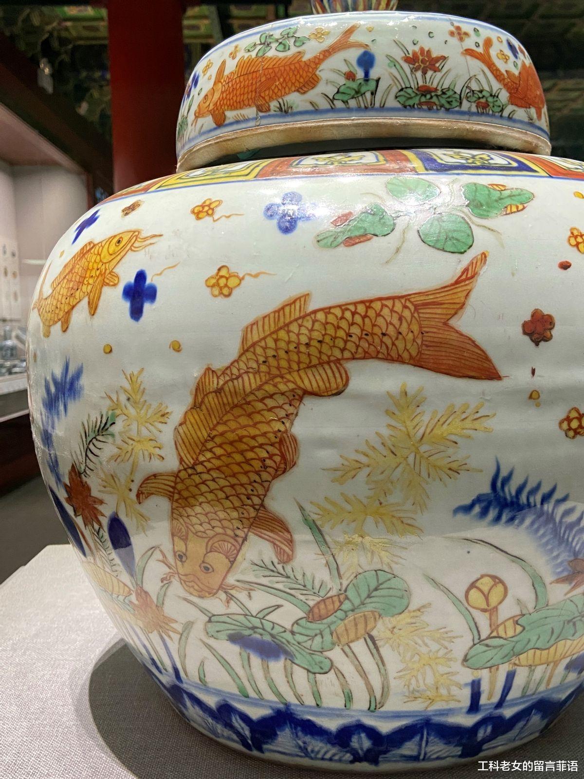 釉里红|故宫陶瓷馆：独立展柜里的瓷器，是不是都价值连城