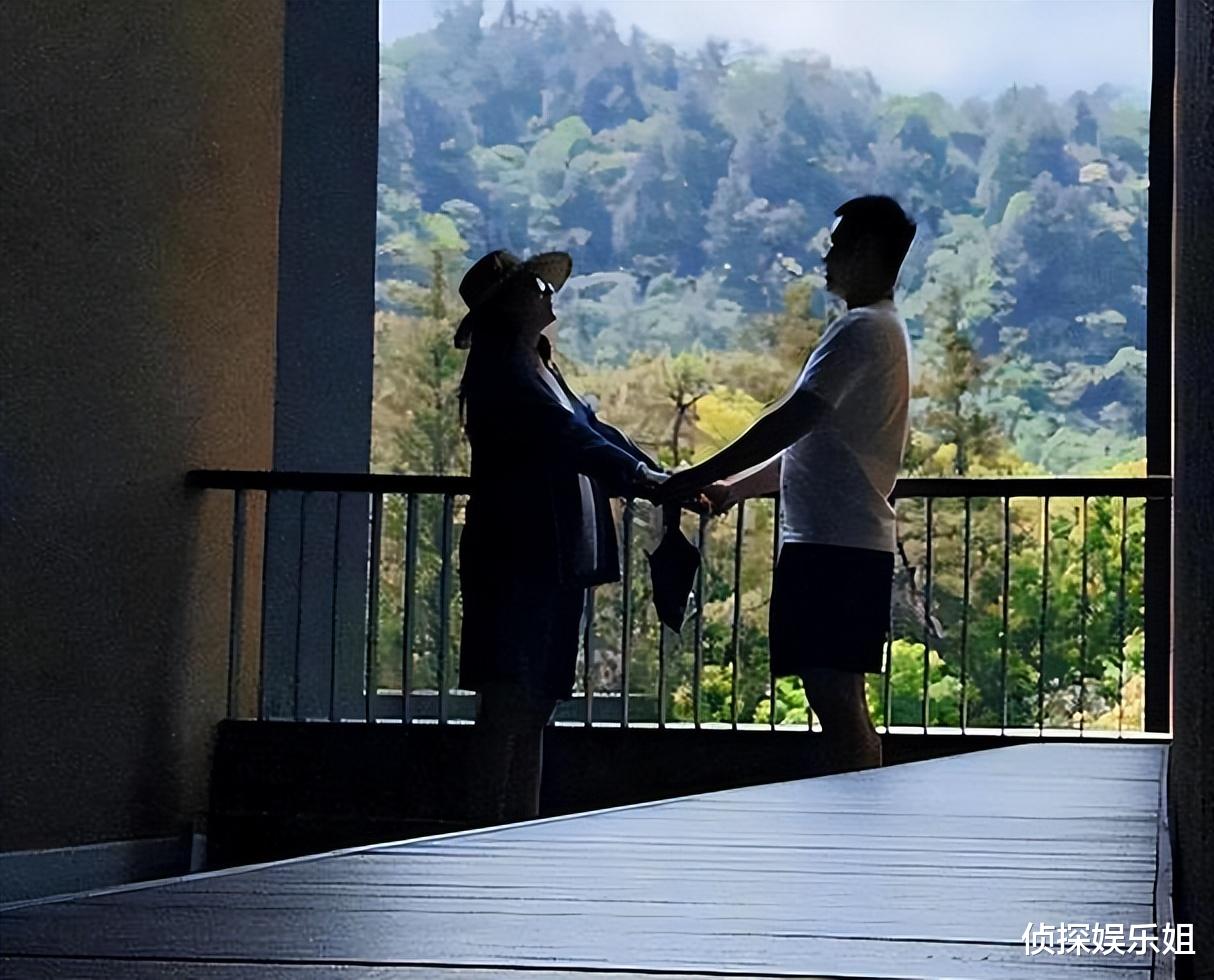 Selina分享产前最后一次旅行,挺孕肚穿泳装,肚大如箩状态超好