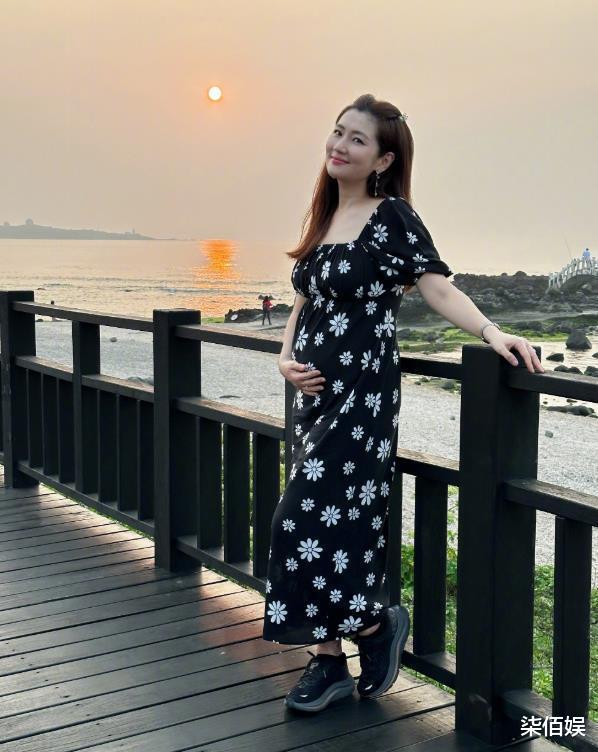 迪丽热巴|Selina晒旅行照，孕肚大如箩用手托住，与男友牵手对视甜笑好幸福