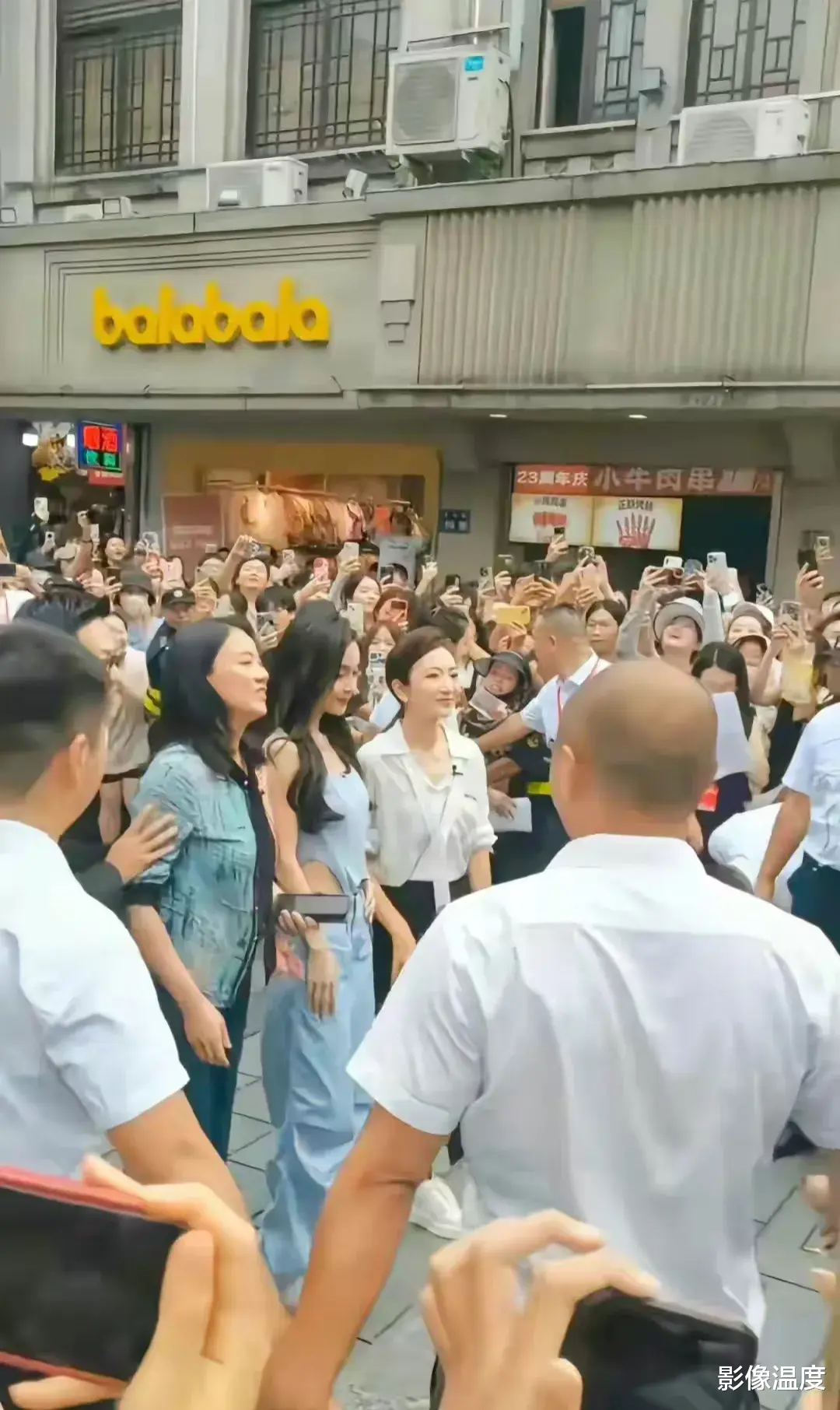 杨颖温州30多特警保驾，引发强烈质疑！北京律师怒斥：谁给她的权力？