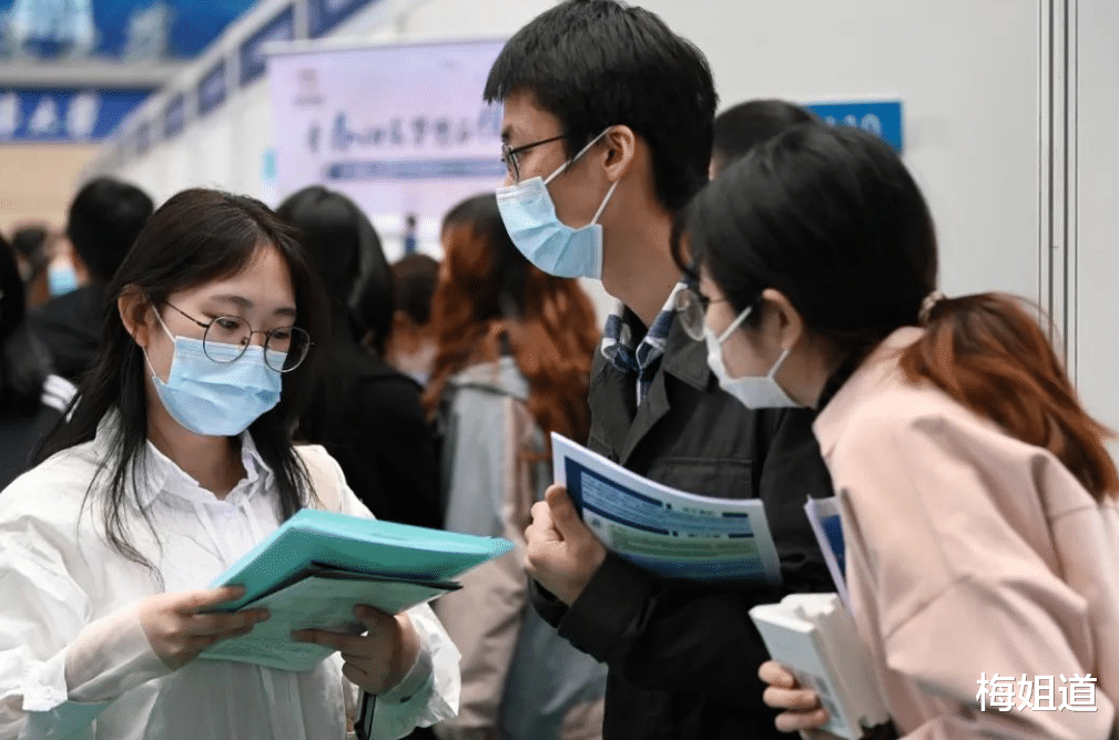 考研|为什么读完研究生，还是找不到工作，学生哭诉学历不是敲门砖吗？