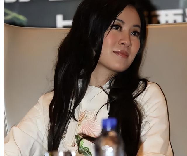 下一个刘晓庆？43岁油头赘肉非要演少女？昔日港姐如今已经变大妈