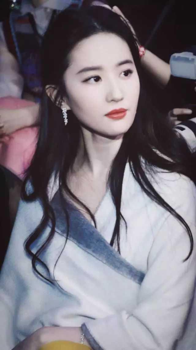 刘亦菲初中清纯照曝光!身材消瘦笑容天真无邪,与出道后判若两人