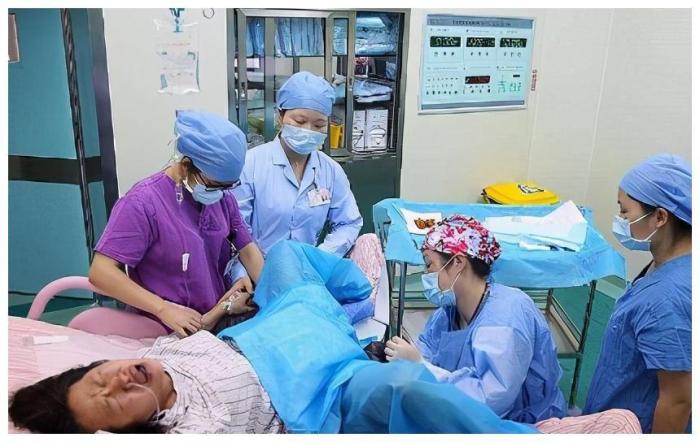 戚薇|“少女胯”与“妇女胯”有啥分别？看当红女明星的站姿，一看便知