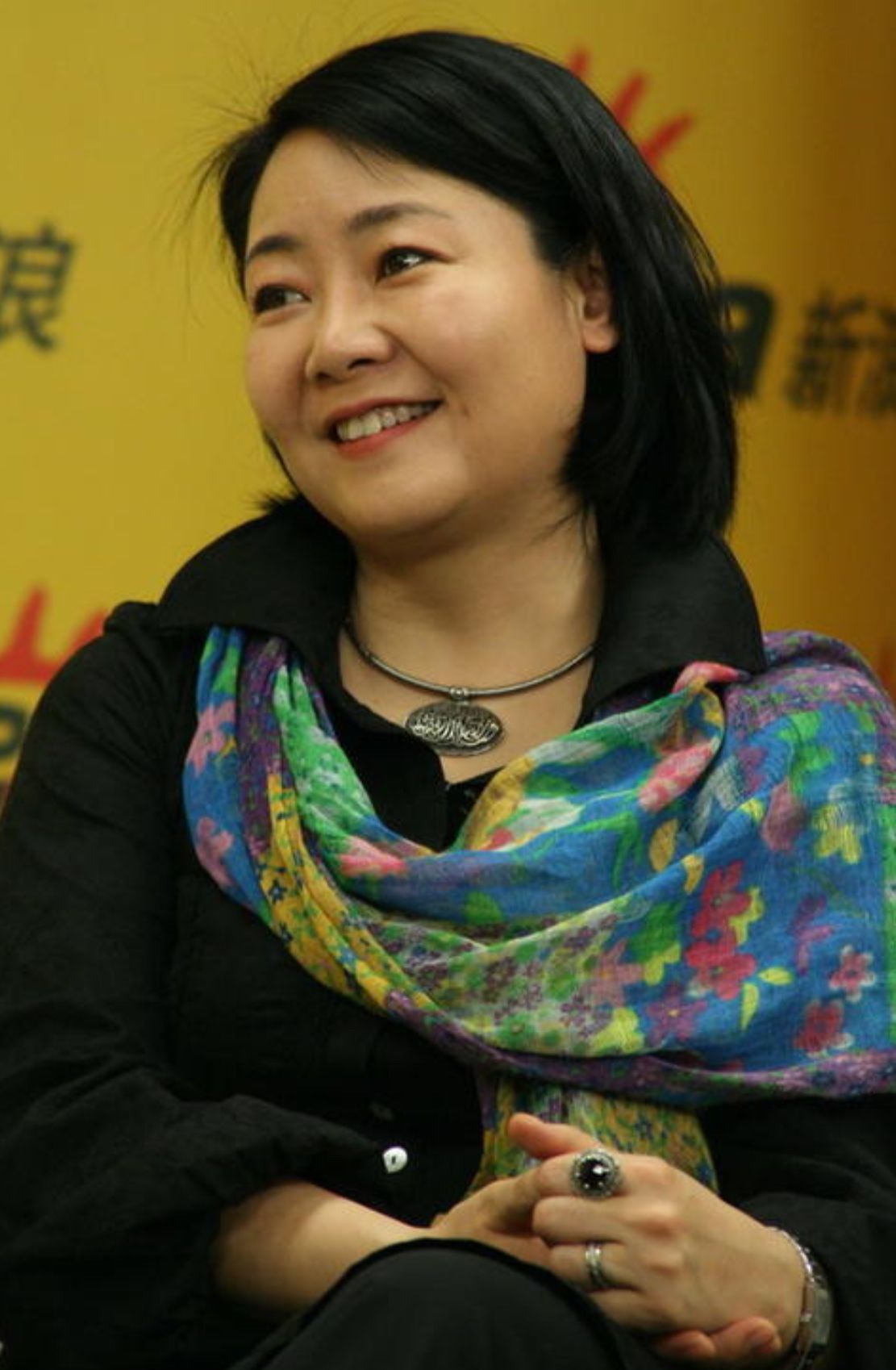 55岁萨日娜告诉你:穿衣花而不俗,短发微卷,身材发福气质也优雅