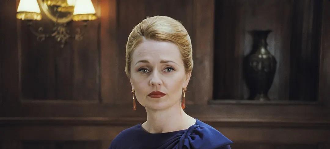 邓紫棋|女性躯体观光片，艾米丽布朗宁蛮大牺牲的，睡在那就像一个洋娃娃