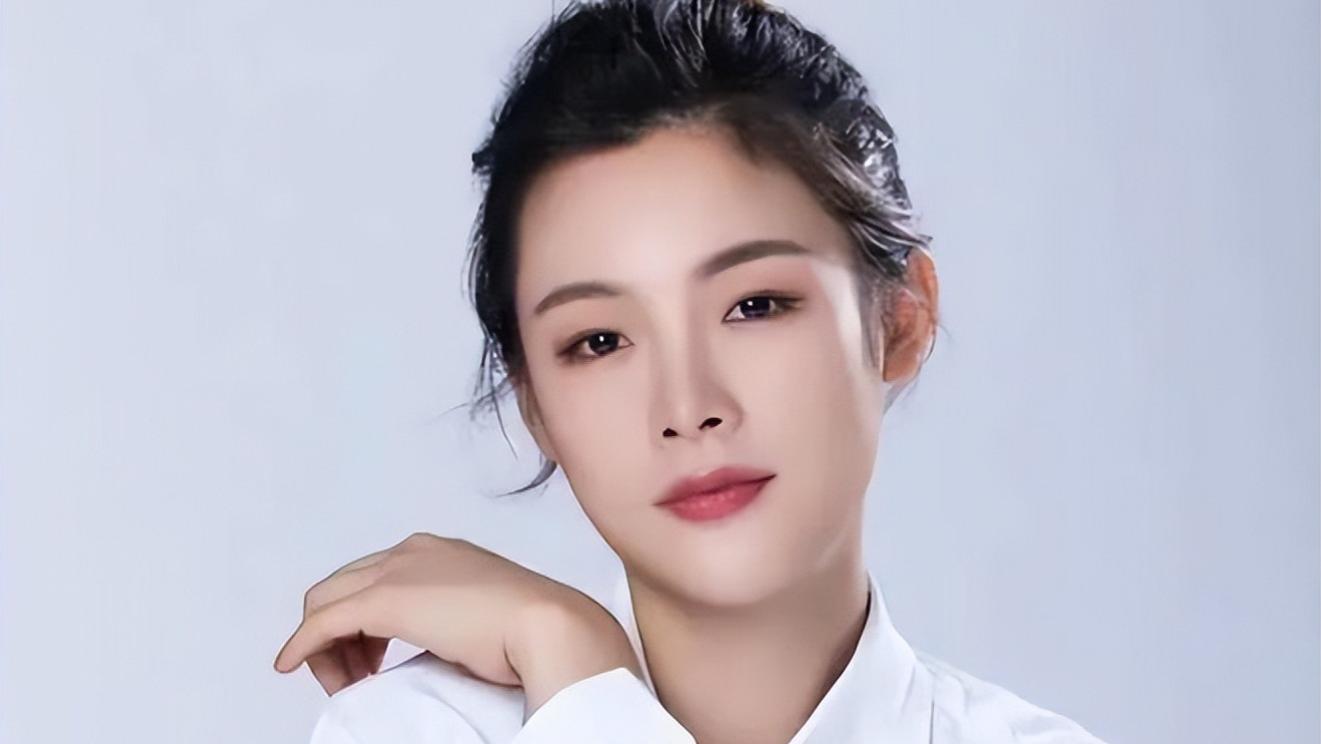 央视春晚|1月28日，备受瞩目的龙年央视春晚迎来了第三次联排，陈丽君现身