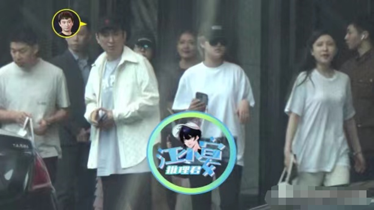 |王思聪暴瘦腿比女生细！戴2300万名表逛奢侈品店，身旁又换俩美女