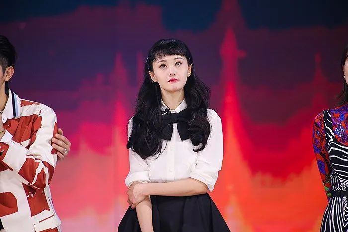 郑爽近况曝光!头发稀疏满脸油,神情木讷似路人,喝自来水为生