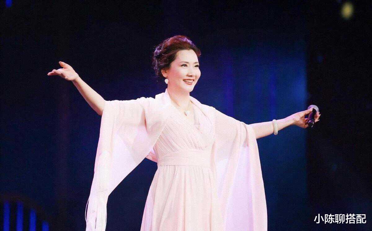 穿衣搭配 “越剧青衣”何赛飞:发型减龄,穿衣洋气,60发福也优雅