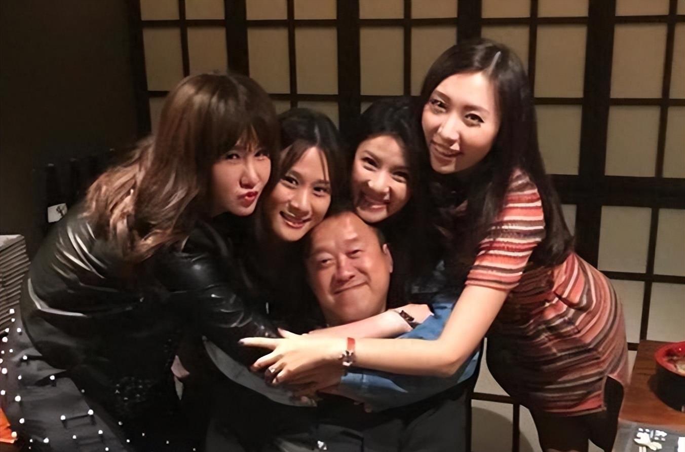 曾志伟拽的不是周冬雨的手，而是娱乐圈藏不住的丑陋，两人到底啥关系