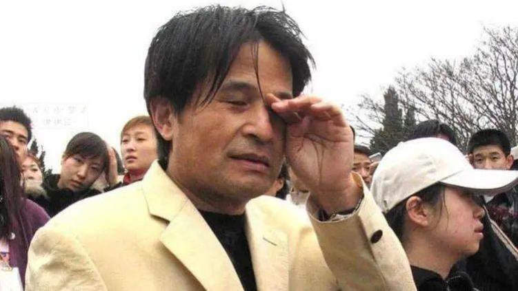 太心酸！64岁毕福剑干农活、参加婚礼无人搭理，落这般下场究竟怪谁？