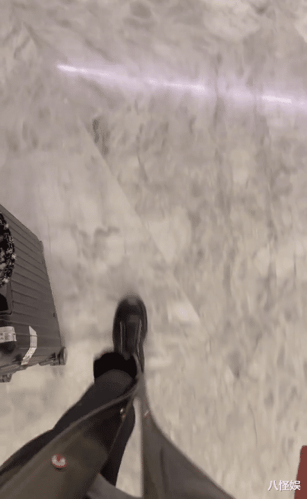 林志颖|林志颖携妻旅行,车祸快一年手臂还不能提重物,陈若仪主动拿行李