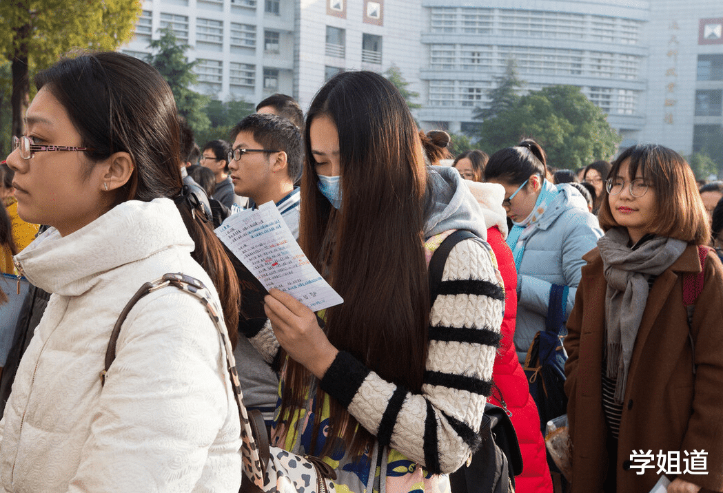 微笑|公务员招聘年龄放宽至40周岁，打破门槛后，大学生的机会更渺茫？