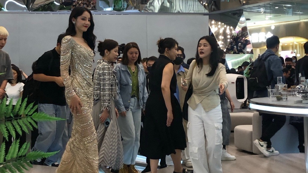 迪丽热巴秦岚周也 “三美”同框，热巴被指用力过猛，还冷落周也