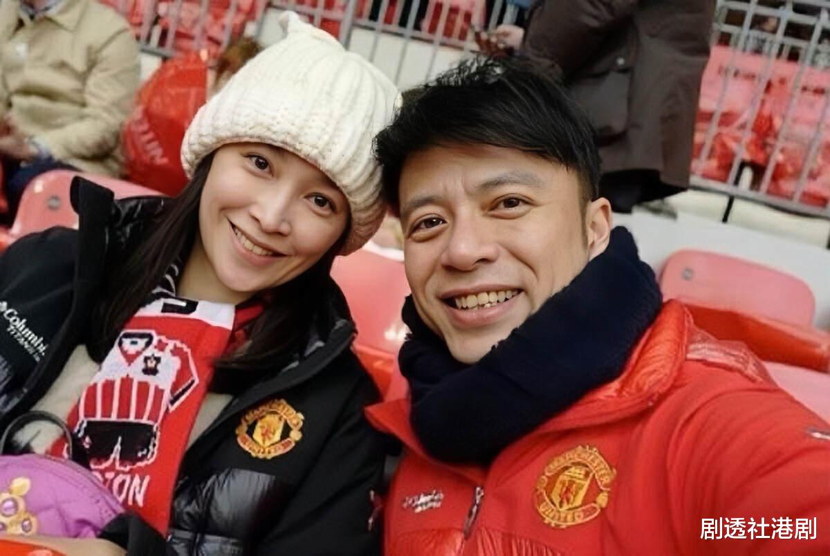 恭喜!知名港星李克勤50岁妻子被曝怀三胎,看演唱会腹部凸起孕味足