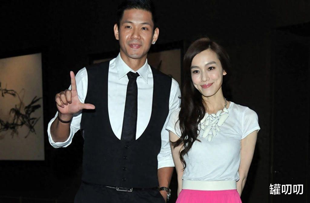 范玮琪晒全家福，昔日文艺女神人设崩塌，靠一张嘴变得人见人嫌