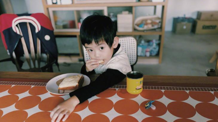 陈意涵大眼基因太强，女儿脸型像爸眼睛却超大，英文名曝光好随意