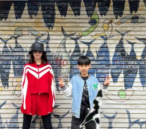 吴尊|吴尊全家到日本游玩,儿子背万元奢侈品包,林丽莹变胖疑似怀三胎