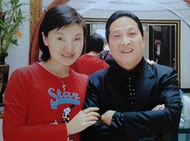 他曾为多位女星“床上开光”，与马云称兄道弟，李冰冰尊他为干爹