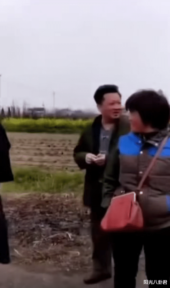 郁钧剑|真大方！郁钧剑回乡见人就发钱，登22次春晚，与医生妻子相敬如宾