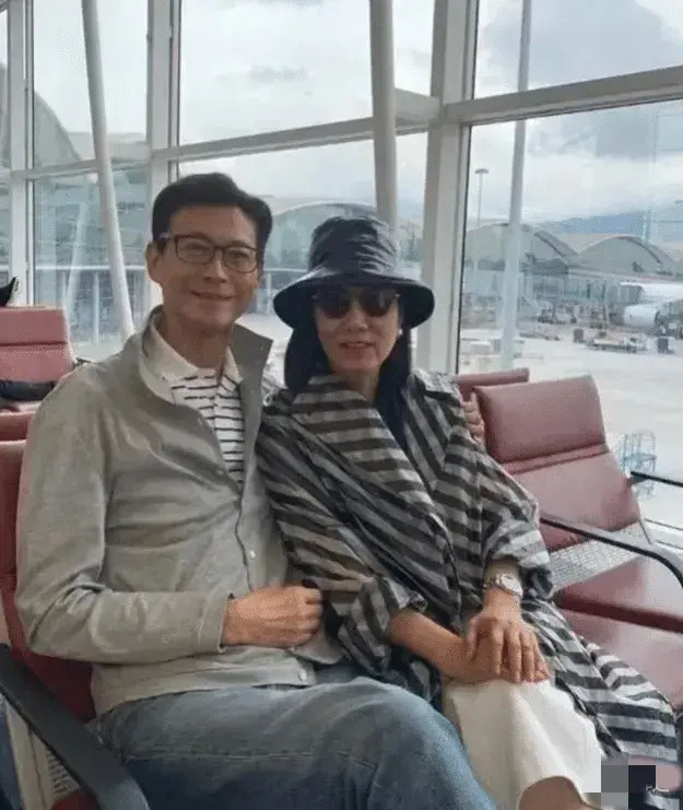 郑少秋一家三口罕合体,他76岁仍风度飘飘,58岁娇妻仍貌美如花