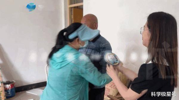 |七旬老人三天之内花了十五万购买文玩,谁知属于很低端的仿品!