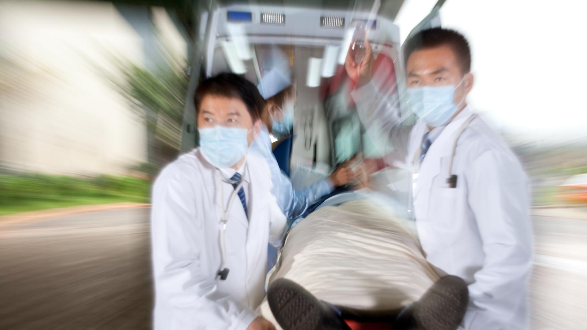 老人车祸入院，手术在即家属拒绝签字，医院的决定让人拍手称快