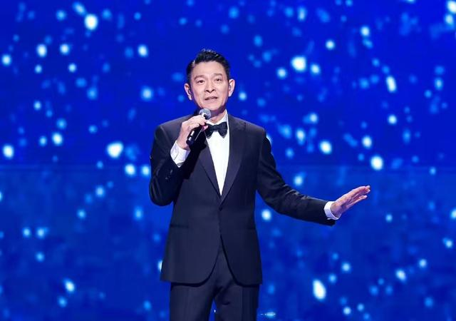 华晨宇|大湾区晚会打脸3个人,别再尬吹内地一流歌手了,现场都成了笑话