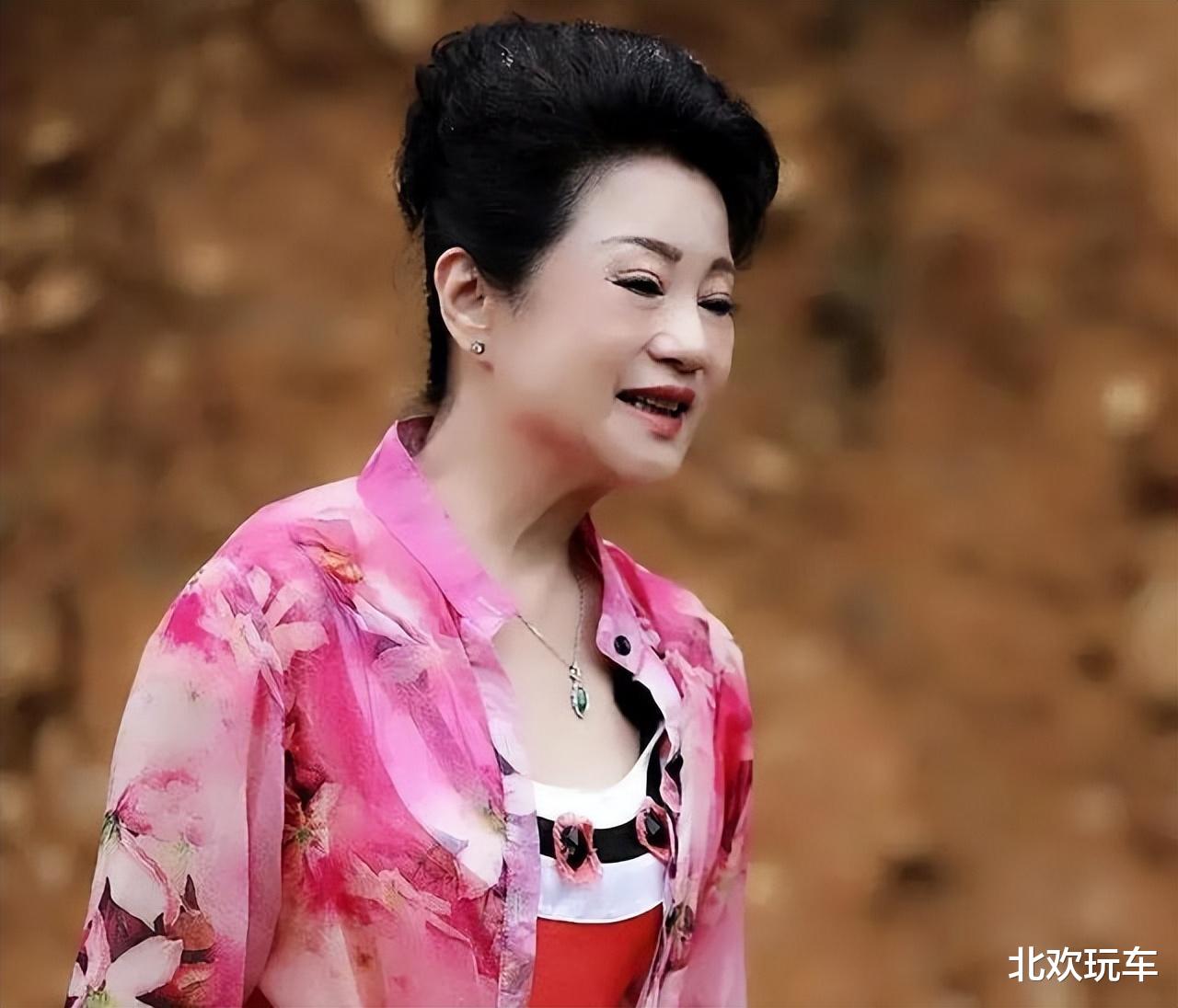 “广东一枝花”侯玉婷:曾和霍震霆传绯闻,如今65岁成了模范婆婆