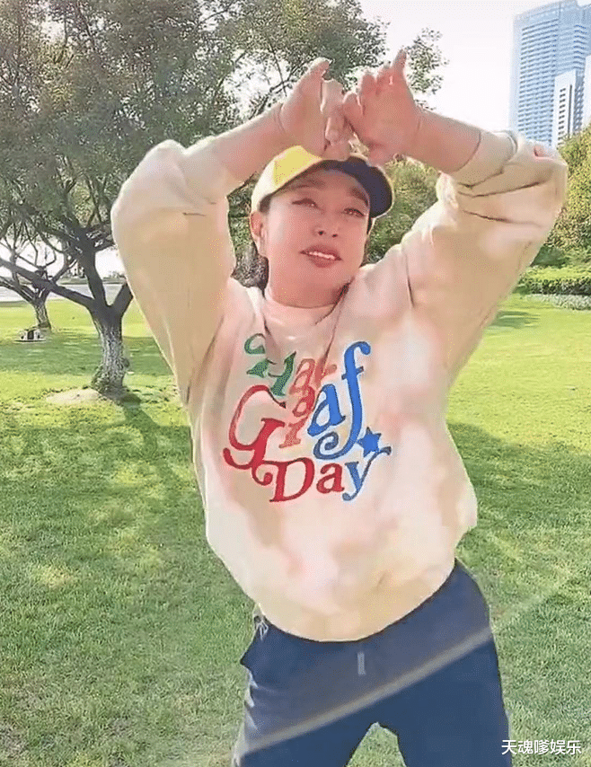 刘晓庆热舞引争议!扭腰摆胯、顺拐比划好诡异,把外甥当儿为养老