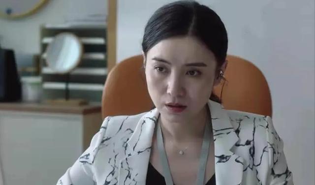 宋佳:靠“吊带”上位,与已婚名导同居,43岁的她活得又酷又飒