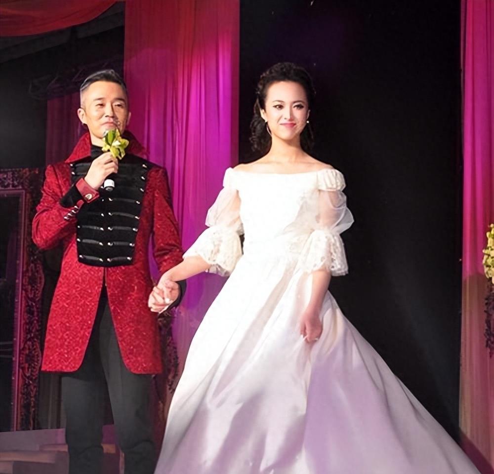 程雷和妻子王萌萌的感情,虽年纪相差18岁,但依旧甜蜜如初