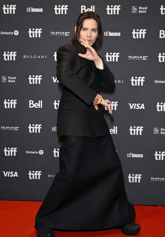 郭碧婷和老公走红毯大变样!油头憔悴眼神空洞,向佐穿裙子瘦脱相